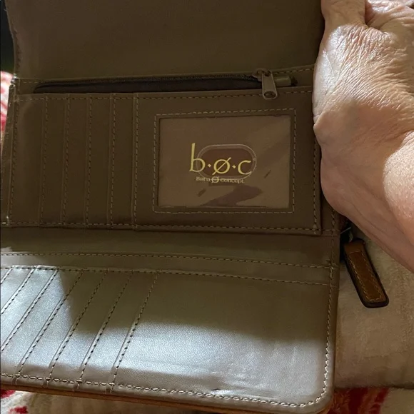 B.O.C. Leather wallet. Had tag inside and is signed - Picture 7 of 8